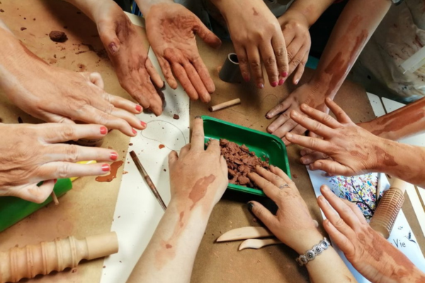 L&rsquo;Art-Thérapie Moderne en EHPAD : Une Source de Bien-être pour les Personnes Âgées